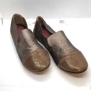 Kudeta Metallic Round Toe Slip On Flats. D4/A295
